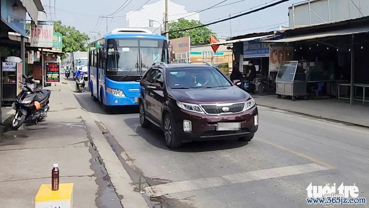 Đèn đỏ nhảy từ 5 về 1 rồi 'đứng hình'， xe cộ 'đứng bánh' - Ảnh 2.