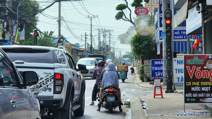 Đèn đỏ nhảy từ 5 về 1 rồi 'đứng hình'， xe cộ 'đứng bánh' - Ảnh 1.