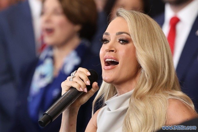 Carrie Underwood hòa giọng cùng tất cả khách mời tham dự sự kiện. Ảnh: Reuters